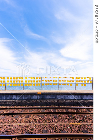 美しい海を背景に黄色い列車「大三東駅」黄色いハンカチとCMロケ地で有名な観光名所:長崎県島原市 美しい海を背景に黄色い列車「大三東駅」黄色いハンカチとCMロケ地で有名な観光名所:長崎県島原市 97598533