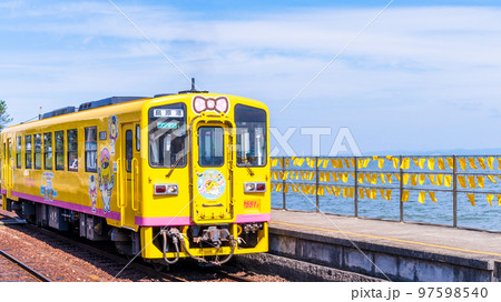 美しい海を背景に黄色い列車「大三東駅」黄色いハンカチとCMロケ地で有名な観光名所：長崎県島原市 97598540