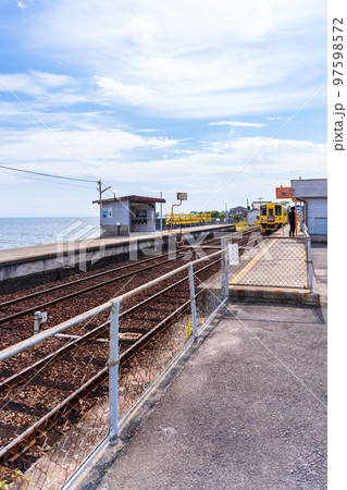 美しい海を背景に黄色い列車「大三東駅」黄色いハンカチとCMロケ地で有名な観光名所：長崎県島原市 97598572