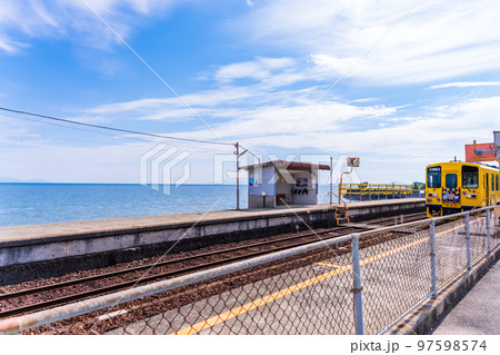 美しい海を背景に黄色い列車「大三東駅」黄色いハンカチとCMロケ地で有名な観光名所：長崎県島原市 97598574