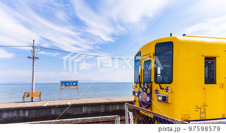 美しい海を背景に黄色い列車「大三東駅」黄色いハンカチとCMロケ地で有名な観光名所:長崎県島原市 美しい海を背景に黄色い列車「大三東駅」黄色いハンカチとCMロケ地で有名な観光名所:長崎県島原市 97598579