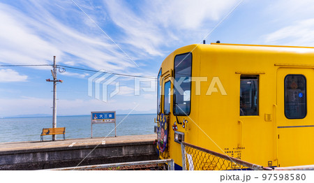 美しい海を背景に黄色い列車「大三東駅」黄色いハンカチとCMロケ地で有名な観光名所:長崎県島原市 美しい海を背景に黄色い列車「大三東駅」黄色いハンカチとCMロケ地で有名な観光名所:長崎県島原市 97598580