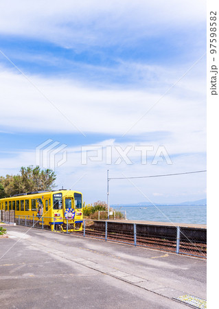 美しい海を背景に黄色い列車「大三東駅」黄色いハンカチとCMロケ地で有名な観光名所：長崎県島原市 97598582