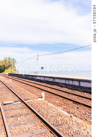 美しい海を背景に黄色い列車「大三東駅」黄色いハンカチとCMロケ地で有名な観光名所：長崎県島原市 97598584