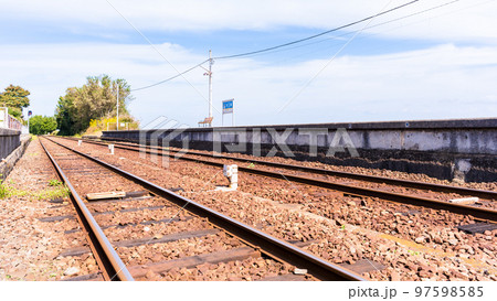 美しい海を背景に黄色い列車「大三東駅」黄色いハンカチとCMロケ地で有名な観光名所：長崎県島原市 97598585