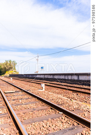 美しい海を背景に黄色い列車「大三東駅」黄色いハンカチとCMロケ地で有名な観光名所:長崎県島原市 美しい海を背景に黄色い列車「大三東駅」黄色いハンカチとCMロケ地で有名な観光名所:長崎県島原市 97598586