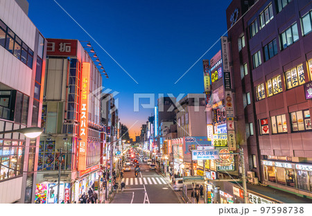 日本の東京都市景観 新大久保駅や夕焼けに映える新大久保駅前の街並みなどを望む 日本の東京都市景観 新大久保駅や夕焼けに映える新大久保駅前の街並みなどを望む 97598738