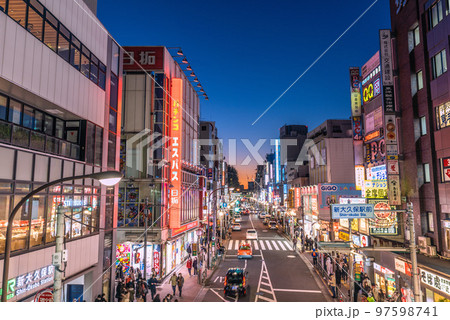 日本の東京都市景観 新大久保駅や夕焼けに映える新大久保駅前の街並みなどを望む 日本の東京都市景観 新大久保駅や夕焼けに映える新大久保駅前の街並みなどを望む 97598741