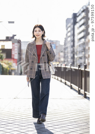 街を歩く30代前半の女性 街を歩く30代前半の女性 97599150