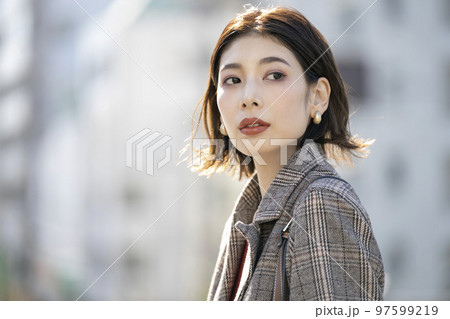 30代前半の女性 屋外 ポートレート 30代前半の女性 屋外 ポートレート 97599219