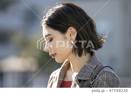 30代前半の女性　横顔　屋外　ポートレート 97599220