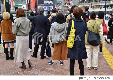 12月の渋谷スクランブル交差点　東京 97599420