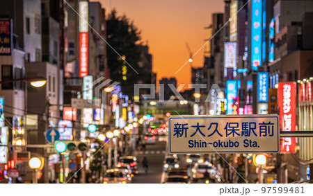 日本の東京都市景観 新大久保駅前や夕焼けに映える街並みなどを望む 97599481