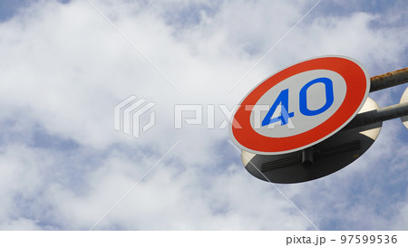 制限速度を示す標識（40キロ） 97599536