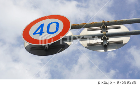 制限速度を示す標識（40キロ） 97599539