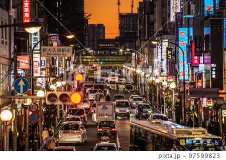 日本の東京都市景観 新大久保駅から大久保駅や夕焼けに映える街並みなどを望む 日本の東京都市景観 新大久保駅から大久保駅や夕焼けに映える街並みなどを望む 97599823