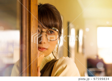 エレガントな女性のポートレート 97599834