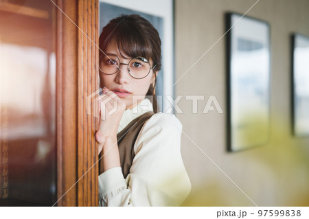エレガントな女性のポートレート エレガントな女性のポートレート 97599838