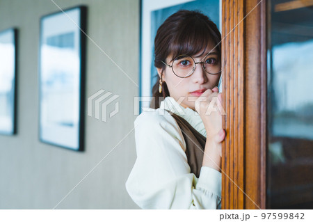 エレガントな女性のポートレート エレガントな女性のポートレート 97599842