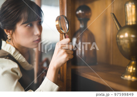 エレガントな女性のポートレート 97599849