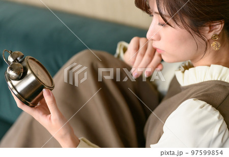 エレガントな女性のポートレート 97599854