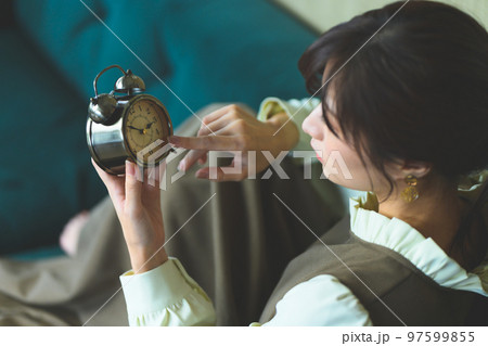 エレガントな女性のポートレート 97599855