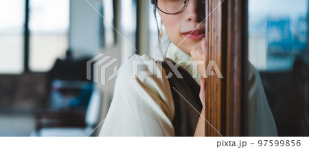 エレガントな女性のポートレート 97599856