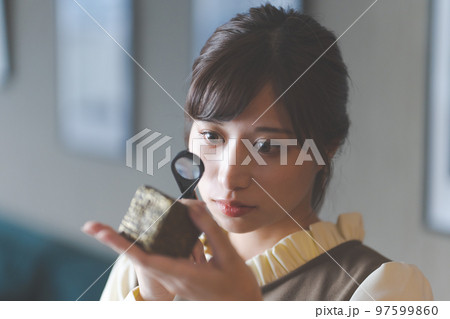 エレガントな女性のポートレート 97599860