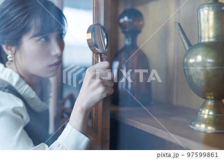 エレガントな女性のポートレート エレガントな女性のポートレート 97599861