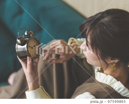 エレガントな女性のポートレート 97599865