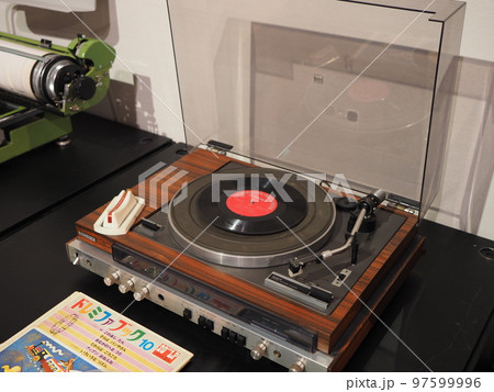 昭和の時代のレコードプレイヤー 97599996
