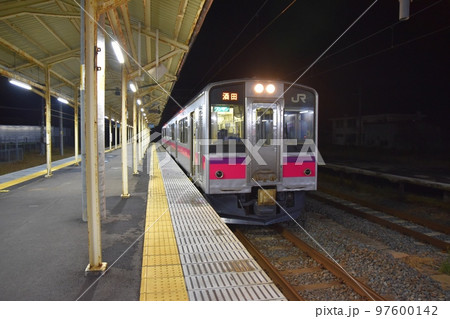 夜の羽後本荘駅の羽越本線　秋田 97600142