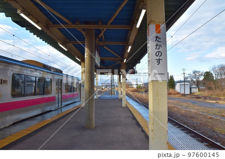 冬の朝の鷹巣駅ホーム　秋田 97600145