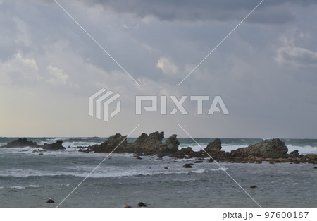 荒れる直前の鵜ノ崎海岸 秋田 荒れる直前の鵜ノ崎海岸 秋田 97600187