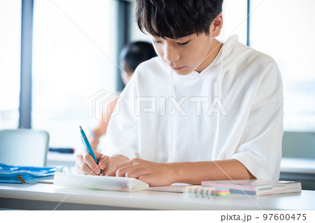 勉強する学生 97600475