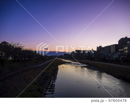 暮れていく鴨川 97600476