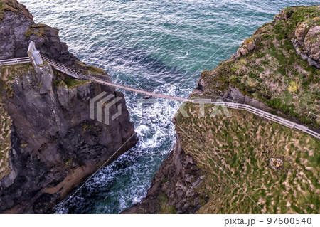 The Carrick-a-Rede Rope Bridge, near Ballintoy in County Antrim. Linking mainland the island of Carrickarede. Nothern Ireland, UK 97600540