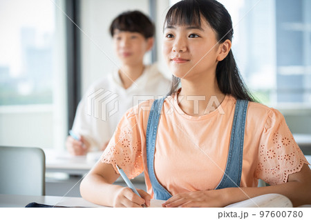 勉強する学生 97600780