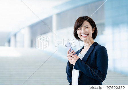 オフィスで働く若いビジネスウーマン オフィスで働く若いビジネスウーマン 97600820