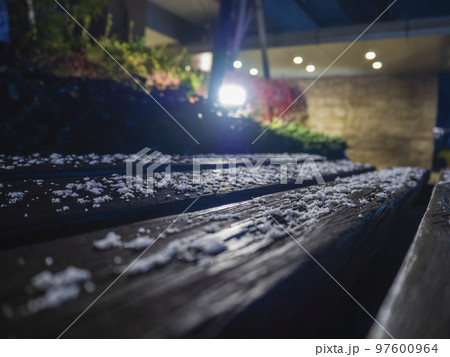 ベンチに残る雪 ベンチに残る雪 97600964