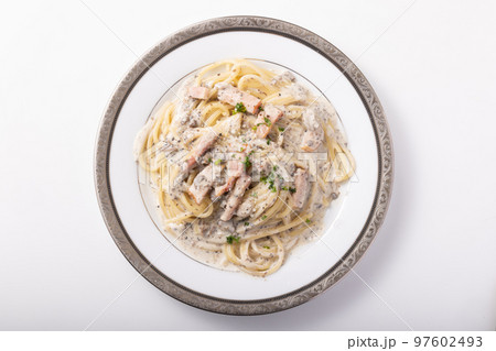 ブラウンマッシュルームとトリュフソースのクリームパスタ 97602493
