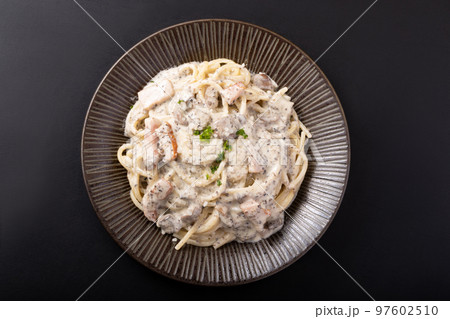 ブラウンマッシュルームとトリュフソースのクリームパスタ 97602510