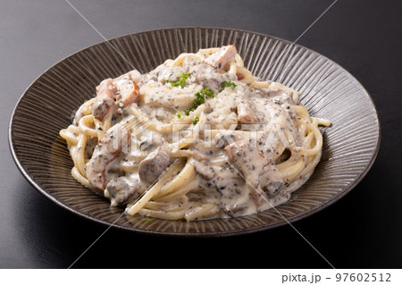 ブラウンマッシュルームとトリュフソースのクリームパスタ ブラウンマッシュルームとトリュフソースのクリームパスタ 97602512