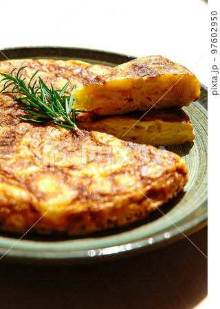 トルティージャ　スペイン定番料理スパニッシュオムレツ 97602950