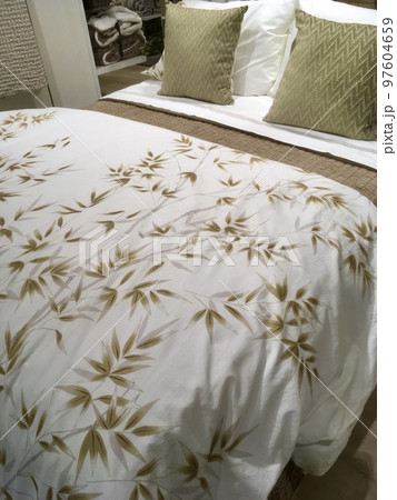ベッドルームの羽毛布団 97604659