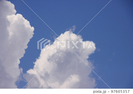 サンパウロの入道雲と青空　ブラジル 97605357