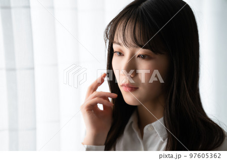 アンニュイな雰囲気の女性 97605362