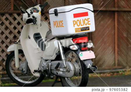 警察官の原付バイク イメージ 警察官の原付バイク イメージ 97605382