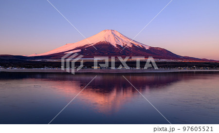 朝焼けに染まる逆さ紅富士・山中湖からの絶景 97605521