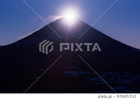 冬の絶景・竜ヶ岳より望む早朝のダイヤモンド富士（正月イメージ） 97605552